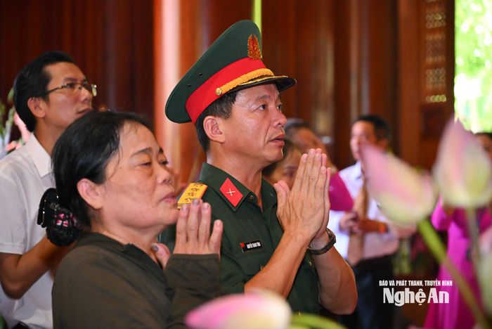 Thành kính tri ân Chủ tịch Hồ Chí Minh - người khai sinh ra nước Việt Nam dân chủ cộng hòa, nay là nước Cộng hòa xã hội chủ nghĩa Việt Nam. Ảnh: Thành Cường