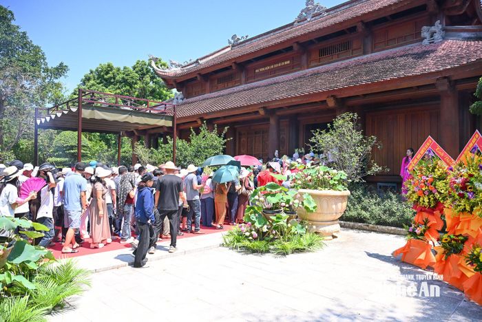 Đoàn người khắp mọi miền quê hành hương về Khu Di tích Quốc gia đặc biệt Kim Liên để tri ân, tưởng nhớ Chủ tịch Hồ Chí Minh. Ảnh: Thành Cường