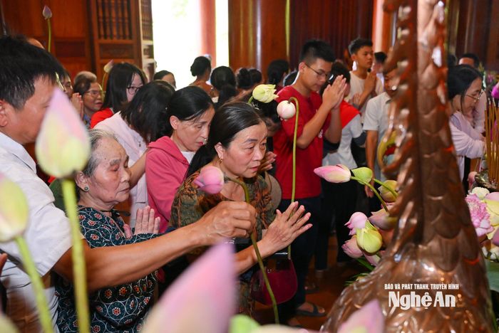 Những người hành hương dâng đóa hoa sen thơm ngát bày tỏ lòng biết ơn Chủ tịch Hồ Chí Minh. Ảnh: Thành Cường