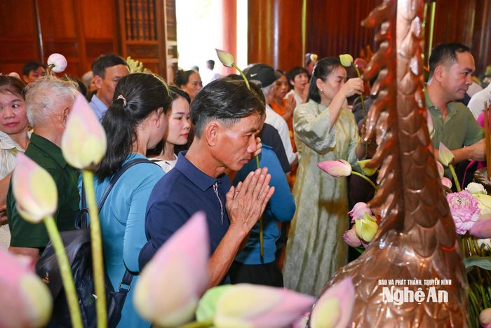 Thành kính tri ân công ơn Chủ tịch Hồ Chí Minh. Ảnh: Thành Cường