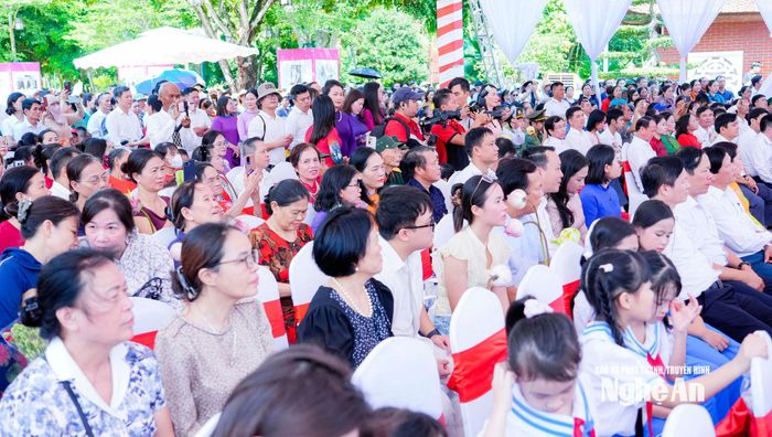 Đông đảo nhân dân tham dự lễ. Ảnh: Phạm Bằng