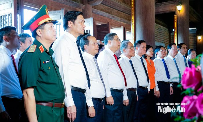 Các đại biểu dâng hương tưởng niệm Chủ tịch Hồ Chí Minh tại đền Chung Sơn - đền thờ gia tiên Bác Hồ. Ảnh: Phạm Bằng
