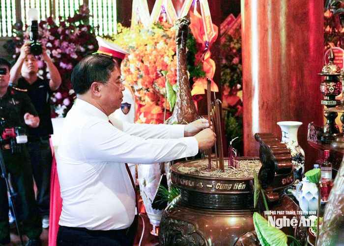 Đồng chí Phạm Gia Túc - Ủy viên Bộ Chính trị, Phó Thủ tướng Thường trực Chính phủ dâng hương tưởng niệm Chủ tịch Hồ Chí Minh. Ảnh: Phạm Bằng