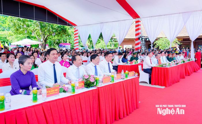Các đồng chí lãnh đạo, nguyên lãnh đạo Đảng, Nhà nước, Quân khu 4, tỉnh Nghệ An và các đại biểu dự lễ. Ảnh: Phạm Bằng