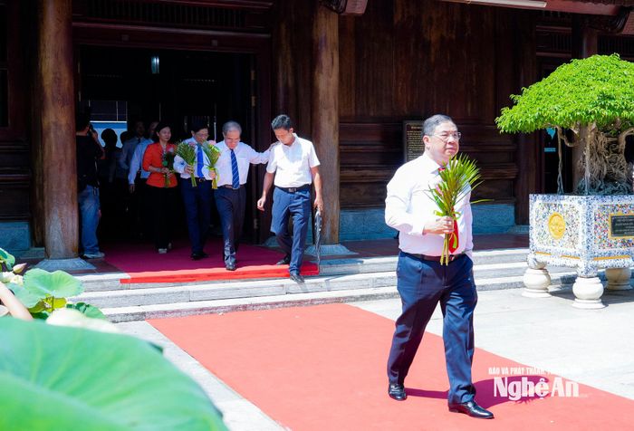 Các đại biểu dâng hoa lên anh linh Chủ tịch Hồ Chí Minh Ảnh: Phạm Bằng