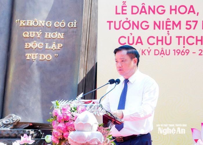 Đồng chí Nguyễn Khắc Thận - Bí thư Tỉnh ủy, Trưởng đoàn ĐBQH tỉnh trình bày diễn văn tại buổi lễ. Ảnh: Phạm Bằng