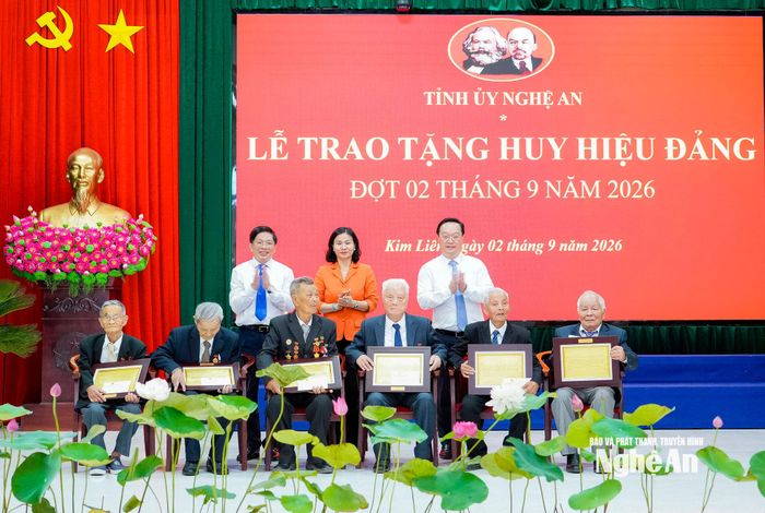 Lãnh đạo các ban, bộ, ngành Trung ương trao tặng quà cho các đảng viên lão thành. Ảnh: Phạm Bằng