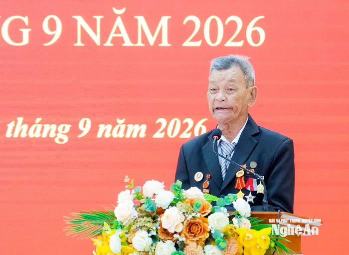 Đảng viên Nguyễn Xuân Hựu bày tỏ niềm vinh dự, xúc động khi được Đảng trao tặng phần thưởng cao quý. Ảnh: Phạm Bằng