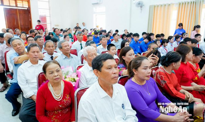 Các đảng viên tham dự buổi lễ. Ảnh: Phạm Bằng