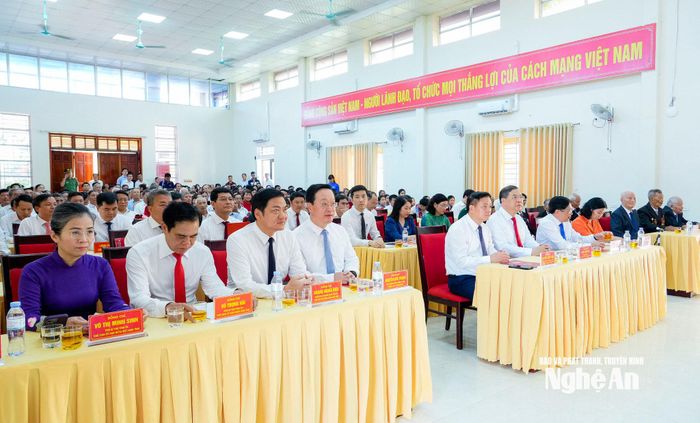 Các đồng chí lãnh đạo Đảng, Nhà nước, tỉnh Nghệ An dự lễ. Ảnh: Phạm Bằng