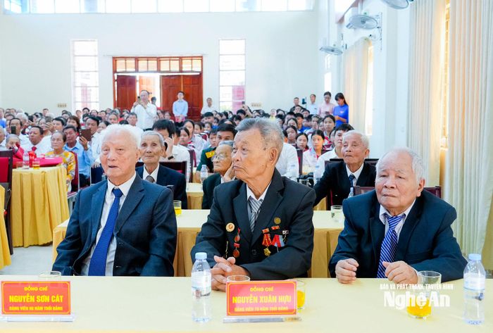 Các đảng viên lão thành được trao Huy hiệu Đảng dịp 2/9/2026. Ảnh: Phạm Bằng