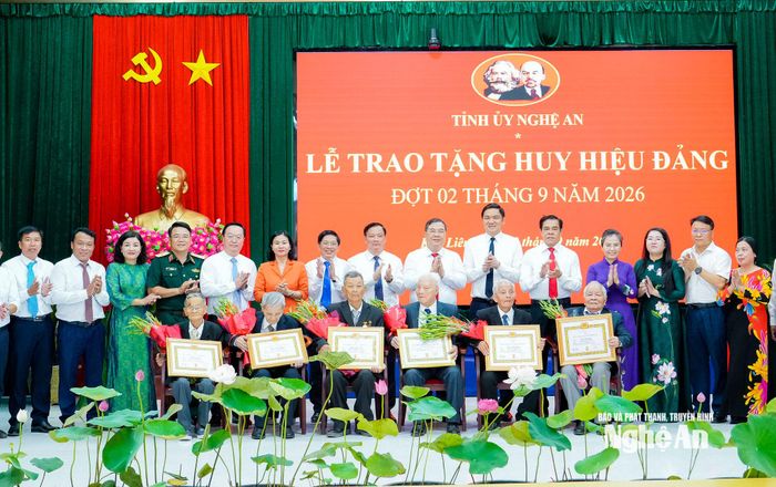 Các đồng chí lãnh đạo Đảng, Nhà nước, tỉnh Nghệ An tặng hoa chúc mừng các đảng viên lão thành. Ảnh: Phạm Bằng