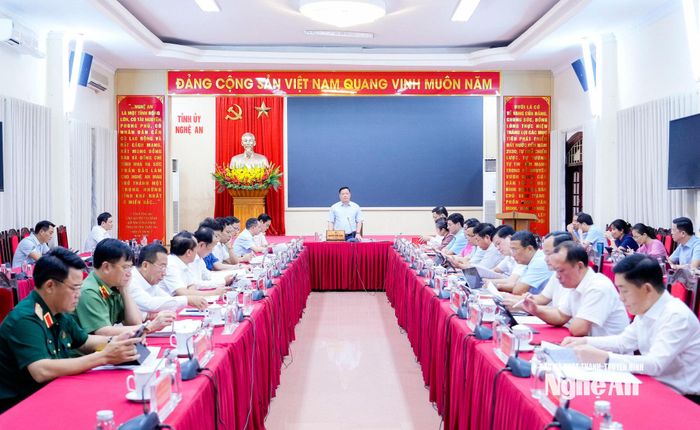 Đồng chí Nguyễn Khắc Thận - Ủy viên Trung ương Đảng, Bí thư Tỉnh ủy, Trưởng đoàn ĐBQH tỉnh chủ trì phiên họp Ban Thường vụ Tỉnh ủy. Ảnh: Phạm Bằng