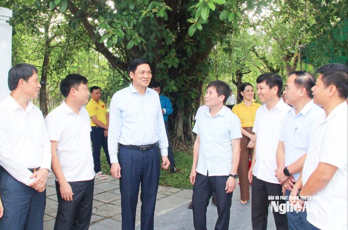 Đồng chí Hoàng Nghĩa Hiếu - Phó Bí thư Thường trực Tỉnh ủy, Chủ tịch HĐND tỉnh trao đổi, động viên đội ngũ cán bộ cơ sở. Ảnh: Mai Hoa