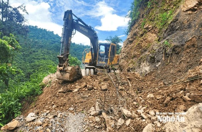 Máy móc được xã Nga My huy động những ngày qua để san gạt đất đá. Ảnh: P.V