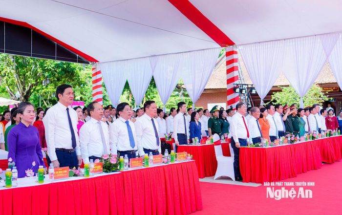 Các đồng chí lãnh đạo, nguyên lãnh đạo Đảng, Nhà nước, Quân khu 4, tỉnh Nghệ An và các đại biểu dự lễ. Ảnh: Phạm Bằng