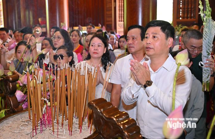 Đoàn đại biểu Báo và phát thanh, truyền hình Nghệ An dâng hương tưởng niệm Chủ tịch Hồ Chí Minh. Ảnh: Thành Cường