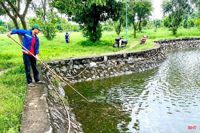 Các đơn vị chức năng đã vớt, thu gom và xử lý số cá chết theo quy định.