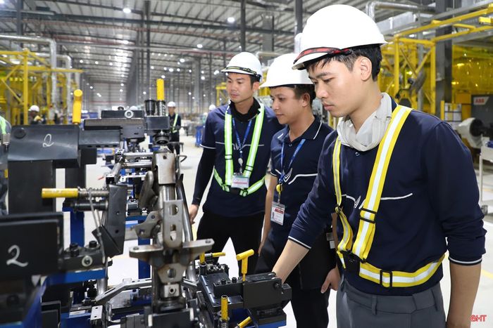 Sự chuyển động của các ngành công nghiệp chủ lực, trong đó có đóng góp từ KKT Vũng Áng đang tạo nền tảng cho đà tăng trưởng cao của tỉnh.