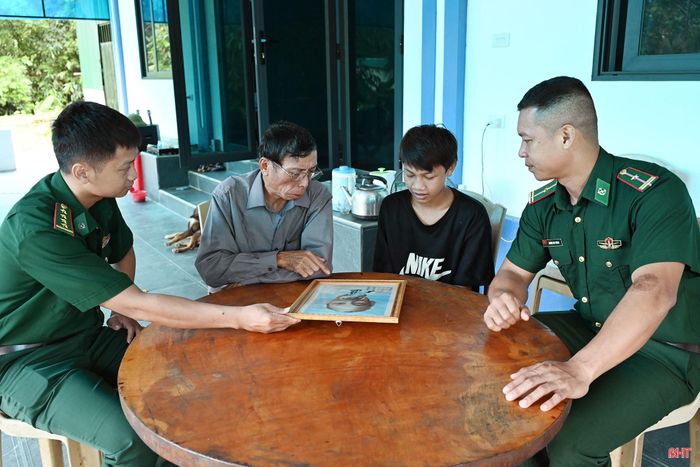 Với bà con trong bản, lễ Quốc khánh 2/9 là dịp để nhớ về những câu chuyện của bản làng, về Đảng, về Bác Hồ.