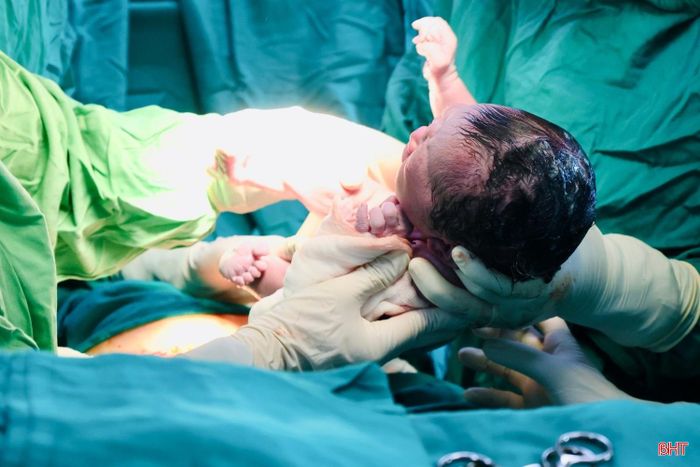Lúc 11h cùng ngày, Bộ phận Sản yêu cầu - Khoa Sản, BVĐK tỉnh Hà Tĩnh đã mổ lấy thai thành công cho sản phụ Nguyễn Thị Dương (xã Thạch Lạc).