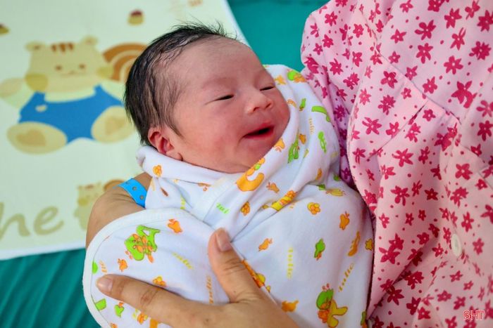 Sau đó, lúc 2h36', sản phụ Võ Thị Kim Ngân (xã Hà Linh) hạnh phúc chào đón một bé trai. Không giấu được niềm vui sau khi vượt cạn thành công, sản phụ Kim Ngân chia sẻ: “Đây là lần thứ 3 tôi sinh con nên cũng bớt lo lắng hơn, nhưng khi bước vào phòng sinh vẫn không khỏi hồi hộp. Điều đặc biệt ý nghĩa là cháu ra đời đúng ngày 2/9. Để mãi ghi nhớ thời khắc này, tôi và chồng quyết định đặt tên con là Lê Quốc Khánh”.