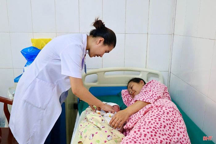 Bác sĩ Nguyễn Thị Thu Hằng - Đơn nguyên Sản gói - Khoa Sản, BVĐK tỉnh Hà Tĩnh chia sẻ: “Mỗi ca sinh đều mang đến những cảm xúc rất đặc biệt, nhất là khi các em bé cất tiếng khóc chào đời đúng vào ngày Quốc khánh. Với chúng tôi, niềm vui không chỉ là giúp mẹ tròn con vuông mà còn được chứng kiến những khoảnh khắc hạnh phúc của các gia đình".