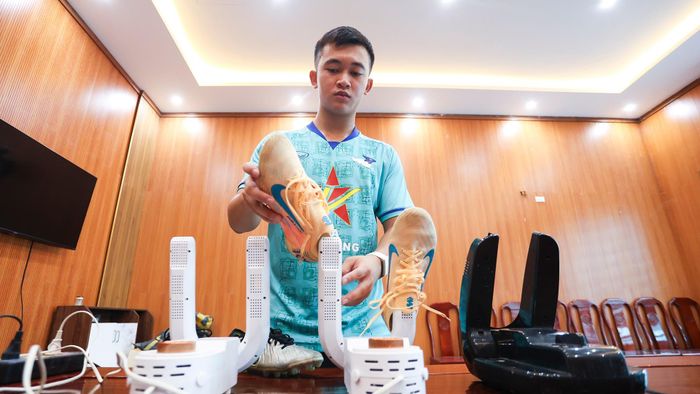 Công việc hậu cần tưởng như đơn giản nhưng đòi hỏi rất nhiều thời gian và sự tỉ mỉ. Đồ của ban huấn luyện và các cầu thủ phải được chuẩn bị gọn gàng, thuận tiện nhất để khi có mặt, họ chỉ cần tập trung vào trận đấu.