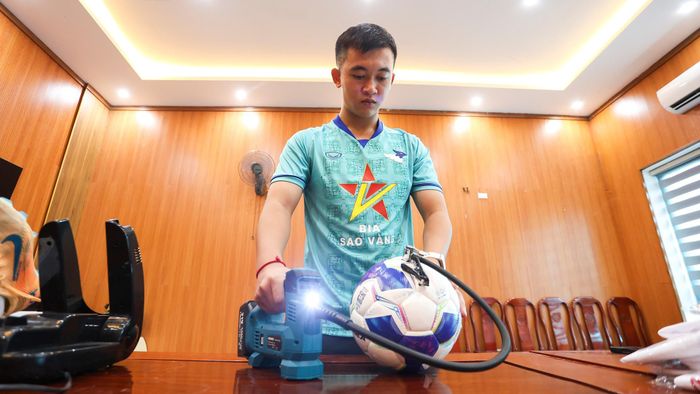 Trước mỗi buổi tập, tôi kiểm tra bóng, bơm đủ áp suất rồi đưa ra sân. Có hôm đội tập chiến thuật, có hôm lại tập các bài thể lực hoặc những tình huống cố định. Mỗi nội dung cần những dụng cụ khác nhau. Vì vậy, tôi phải nắm được giáo án của ban huấn luyện để chủ động chuẩn bị.
