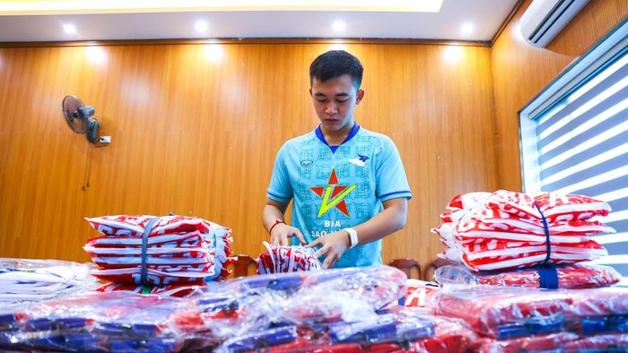 Từ đó tôi nghĩ rằng, một đội bóng chuyên nghiệp cần có sự phục vụ chuyên nghiệp hơn. Tôi may mắn được ông Nguyễn Thành Công là HLV trưởng đội bóng lúc đó tạo điều kiện làm công việc này và gắn bó đến nay.