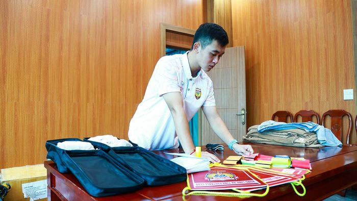 Trong môi trường bóng đá chuyên nghiệp, những chi tiết nhỏ nhất càng không được phép bỏ qua. Từ logo giải đấu, logo nhà tài trợ trên trang phục, tên và số áo cầu thủ cho đến quần áo tập luyện, đồ khởi động, áo dự phòng... tất cả đều phải đầy đủ và đúng quy định.