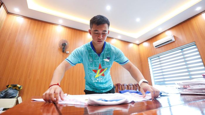Công việc hằng ngày của tôi là chuẩn bị, sắp xếp trang phục, giày và các dụng cụ cần thiết cho cầu thủ. Mỗi chi tiết đều phải được kiểm tra kỹ để mọi thứ sẵn sàng trước khi đội bước vào buổi tập hay trận đấu.