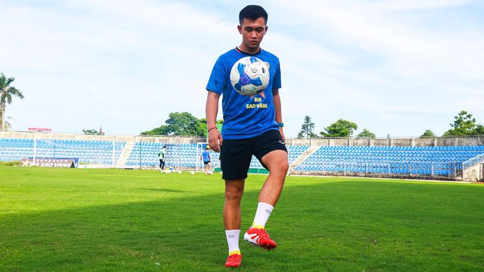 Trước đây, tôi từng là VĐV cầu mây của tỉnh Nghệ An nhưng một chấn thương khiến tôi phải dừng thi đấu. Năm 2021, trong một lần tình cờ đến CLB Hồng Lĩnh Hà Tĩnh, tôi nhận thấy các cầu thủ phải tự chuẩn bị khá nhiều thứ trước khi ra sân.