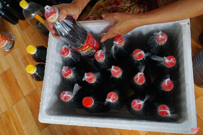 Bà Nguyễn Thị Hoa đóng gói sản phẩm phục vụ nhu cầu của khách hàng dịp lễ.