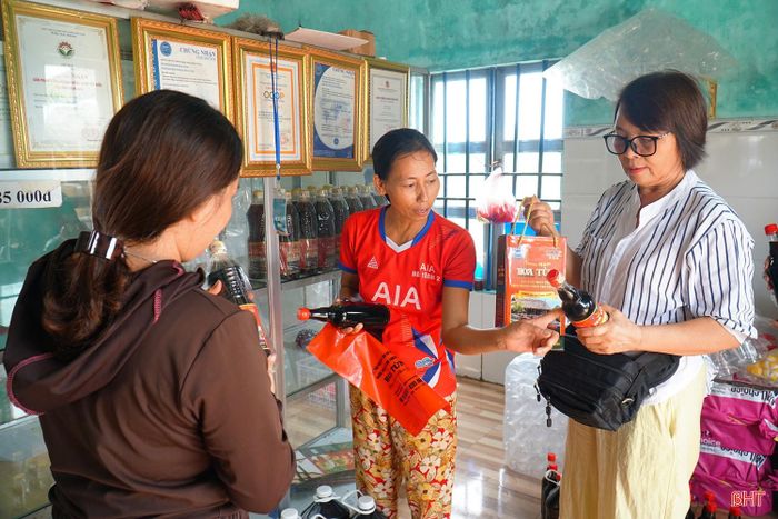 Bà Võ Ánh Bình (Hà Nội) lựa chọn nước mắm Hoa Tùng làm quà trong chuyến du lịch Hà Tĩnh dịp lễ 2/9.