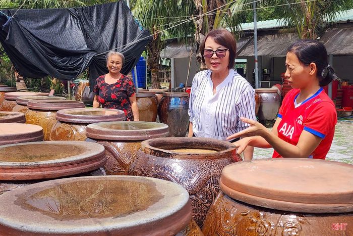 Du khách tham quan, tìm hiểu quy trình sản xuất nước mắm Hoa Tùng tại xã Yên Hòa.