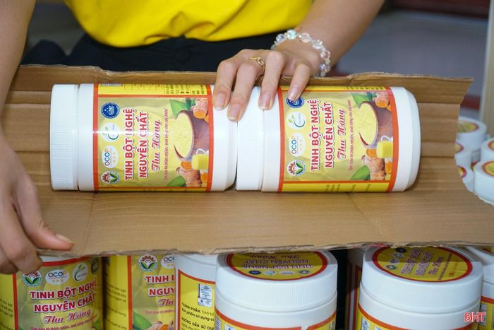 Các sản phẩm OCOP 3 sao của HTX Nông sản Dược liệu Thu Hằng được đóng gói cẩn thận trước khi gửi đến khách hàng.