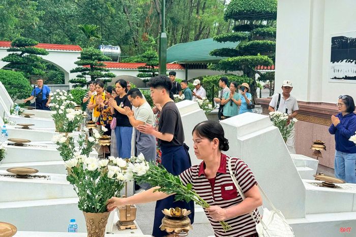Ngã ba Đồng Lộc tiếp tục là điểm đến thu hút du khách về dâng hương.
