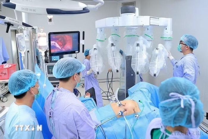 Ngành y tế phát triển về cả quy mô và chất lượng. Trong ảnh: Phẫu thuật robot tạo bước tiến mới trong điều trị ung thư tại Bệnh viện K, cơ sở Tân Triều, Hà Nội . (Ảnh: Minh Quyết/TTXVN)