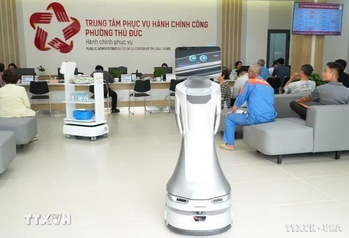 Chuyển đổi số đóng vai trò quan trọng đối với sự phát triển của đất nước trong thời kỳ mới. Trong ảnh: Phường Thủ Đức, TP HCM đưa vào thử nghiệm robot hỗ trợ người dân đến làm thủ tục dịch vụ công trực tuyến. (Ảnh: Hữu Duyên/TTXVN)