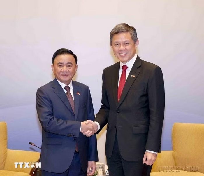 Hội nhập quốc tế ngày càng sâu rộng. Trong ảnh: Phó Tổng Thư ký Đảng Hành động Nhân dân Singapore, Bộ trưởng Bộ Quốc phòng kiêm Bộ trưởng Điều phối dịch vụ công Chan Chun Sing chủ trì Lễ đón đồng chí Trần Cẩm Tú, Ủy viên Bộ Chính trị, Thường trực Ban Bí thư cùng Đoàn đại biểu cấp cao Việt Nam thăm chính thức Singapore và đồng chủ trì Đối thoại Chiến lược Việt Nam-Singapore lần thứ nhất giữa Đảng Cộng sản Việt Nam và Đảng Hành động Nhân dân Singapore (8/2026). (Ảnh: Phương Hoa/TTXVN)