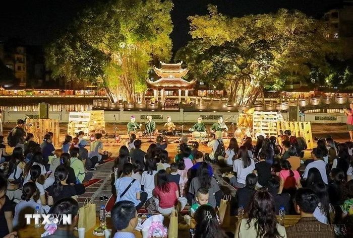 Văn hóa được bảo tồn và phát huy. Trong ảnh: Khán giả bước vào hành trình khám phá hát Xẩm thông qua những trải nghiệm gần gũi, giàu tính tương tác tại không gian Hồ Văn (Văn Miếu-Quốc Tử Giám), Hà Nội (7/2026). (Ảnh: Khánh Hoà/TTXVN)