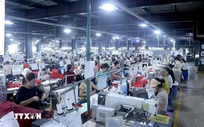 Xuất khẩu hàng hóa là một thế mạnh của Việt Nam trong những năm gần đây. Trong ảnh: Công ty Trách nhiệm hữu hạn Tiên Phong chuyên sản xuất giày da xuất khẩu sang thị trường châu Âu và châu Mỹ, tạo việc làm ổn định cho gần 1.600 lao động địa phương. (Ảnh: Đinh Văn Nhiều/TTXVN)