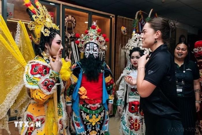 Văn hóa được bảo tồn và phát huy. Trong ảnh: Du khách nước ngoài thích thú khi được trải nghiệm nghệ thuật hóa trang trong hát bội (3/2026). (Ảnh: Hữu Duyên/TTXVN)