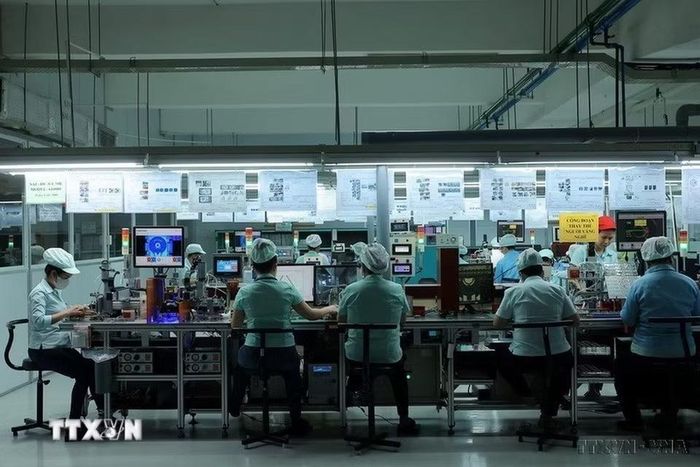 FDI đóng góp đáng kể vào quá trình công nghiệp hóa, hiện đại hóa của đất nước. Trong ảnh: Công ty TNHH Điện tử Foster Việt Nam (100% vốn Nhật Bản) đầu tư hệ thống máy móc tiên tiến, chú trọng nâng cao nguồn nhân lực, đáp ứng nhu cầu sản xuất, kinh doanh. (Ảnh: Hoàng Hiếu/TTXVN)