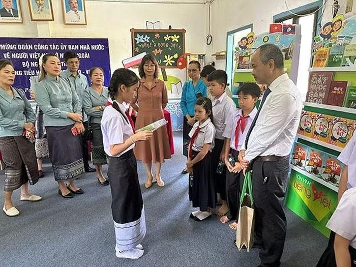 Học sinh Trường Hữu nghị Lào–Việt đọc sách trong Tủ sách tiếng Việt. (Nguồn: Ủy ban Nhà nước về Người Việt Nam ở nước ngoài)