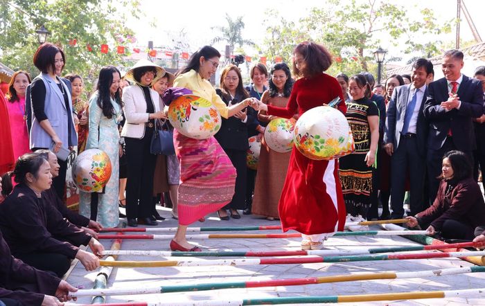 Ngày 16/1/2025, tại Hà Nội, bà Ngô Phương Ly, Phu nhân Tổng Bí thư Tô Lâm tham dự Chương trình ngoại giao văn hóa "Bản hòa ca Tết Việt". Cùng dự có các nữ Đại sứ và phu nhân các Đại sứ, Trưởng cơ quan đại diện Việt Nam ở nước ngoài. (Ảnh: Văn Điệp/TTXVN)