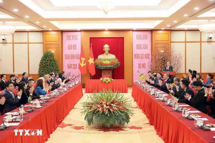 Tổng Bí thư Tô Lâm nghe các ý kiến phát biểu của kiều bào tại buổi gặp mặt. (Ảnh: An Đăng/TTXVN)