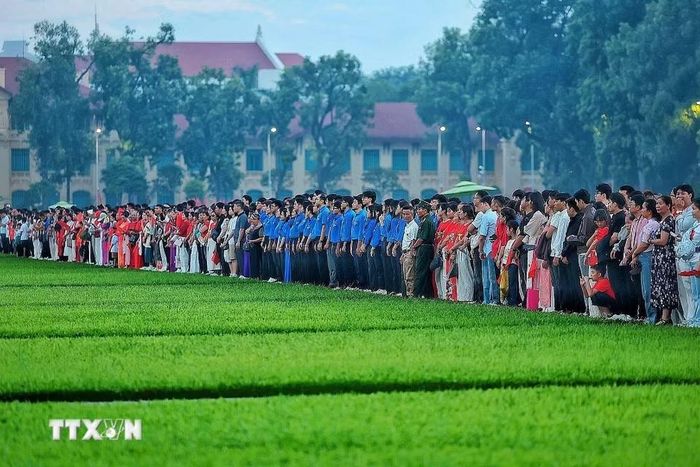 Đông đảo người dân đứng trang nghiêm quanh Quảng trường Ba Đình, cùng hướng về lá Quốc kỳ trong thời khắc diễn ra Lễ Thượng cờ sáng 2/9. (Ảnh: Phạm Tuấn Anh/TTXVN)