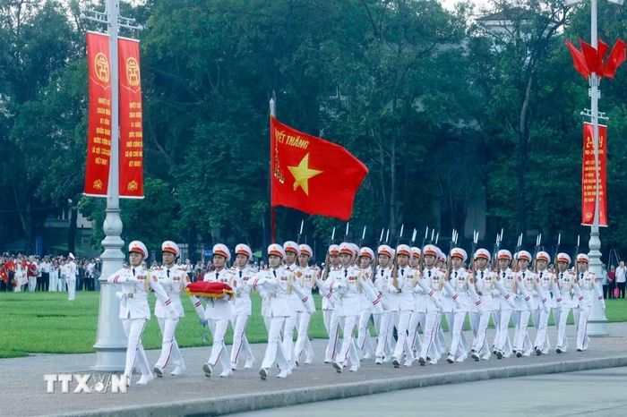 Đội hình thực hiện nghi lễ gồm 37 cán bộ, chiến sỹ. Dẫn đầu là đội Quân kỳ quyết thắng, đi sau là 34 chiến sỹ tiêu binh tượng trưng cho 34 chiến sỹ đầu tiên của Đội Việt Nam tuyên truyền giải phóng quân, tiền thân của Quân đội Nhân dân Việt Nam. (Ảnh: Phạm Kiên/TTXVN)